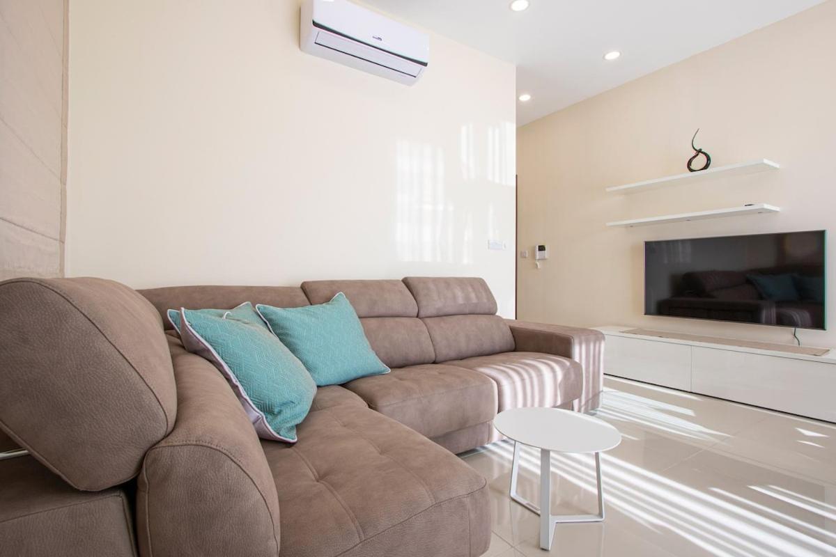 Warmth & Waves Penthouse * Saint Julian's